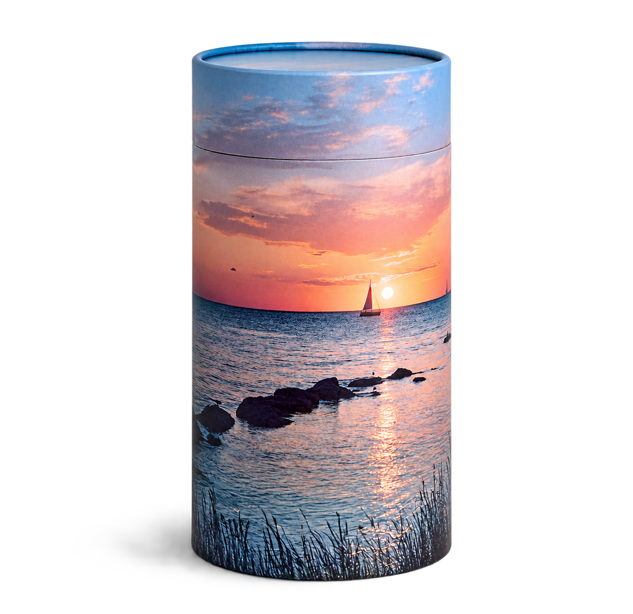 Solnedgang over havet med sejlbåd